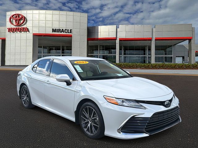 White (Wind Chill Pearl) 2021 Toyota Camry Hybrid Sedan Front-Wheel Drive Continuously Variable Transmission