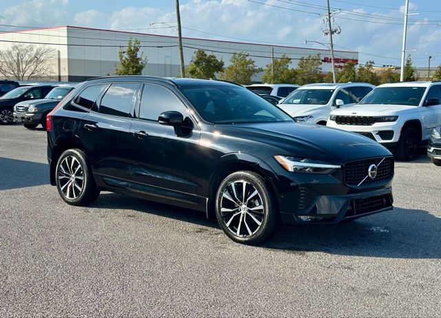 2023 Volvo XC60 B5 Ultimate Dark Theme