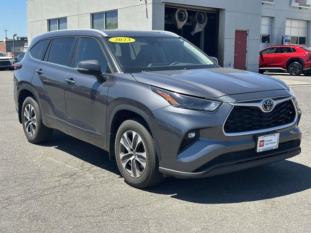 Magnetic Gray Metallic 2023 Toyota Highlander XLE AWD SUV / Crossover All-Wheel Drive 8-Speed Automatic