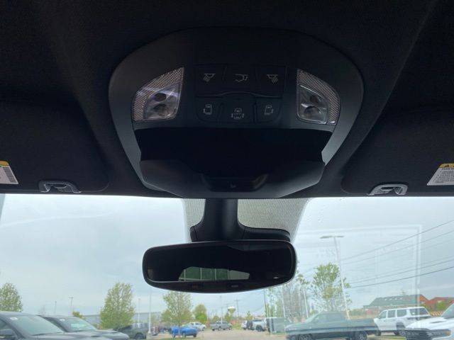 2027 Chrysler Pacifica Select - Diamond Black exterior view 8