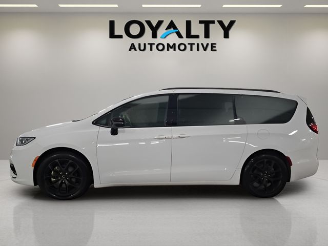 Used 2025 Chrysler Pacifica Van