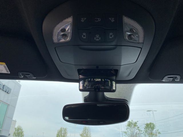 2027 Chrysler Pacifica Select - Diamond Black exterior view 9