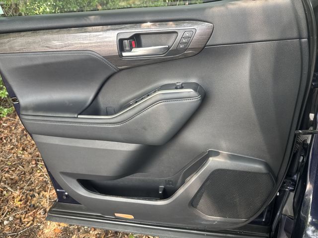 Used 2022  Toyota Platinum image 29