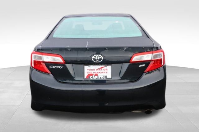 2013 Toyota Camry SE 17