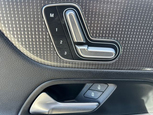 Used 2023  Mercedes-Benz GLA 250 image 17