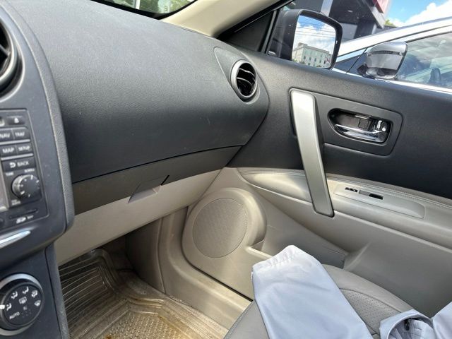 Used 2011 White Nissan SV image 24