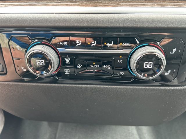 2025 Chevrolet Silverado 1500 LT photo