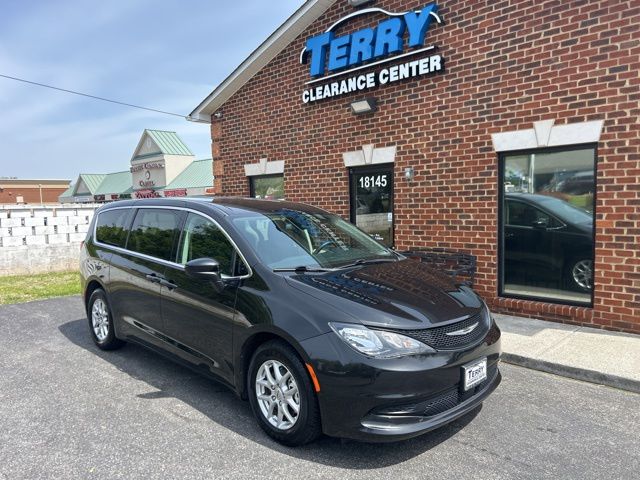 Brilliant Black Crystal Pearlcoat 2022 Chrysler Voyager LX FWD Minivan Front-Wheel Drive 9-Speed Automatic