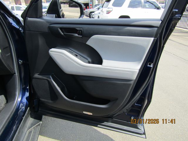 used 2022 Toyota Highlander car, priced at $29,499