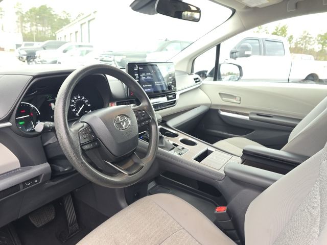 2024 Toyota Sienna LE:B02043