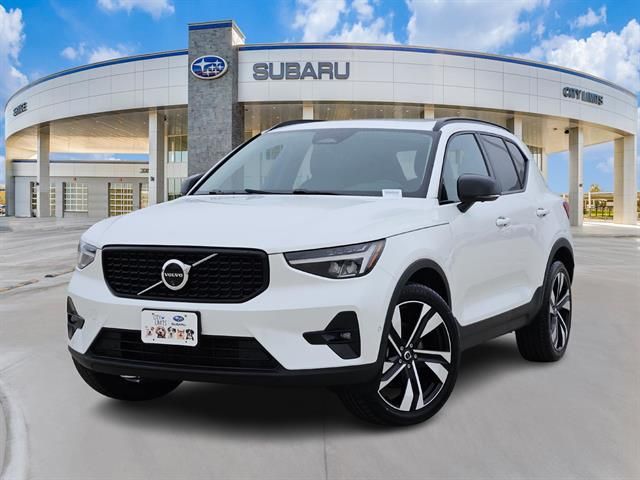 2024 Volvo XC40 B5 Plus Dark Theme AWD