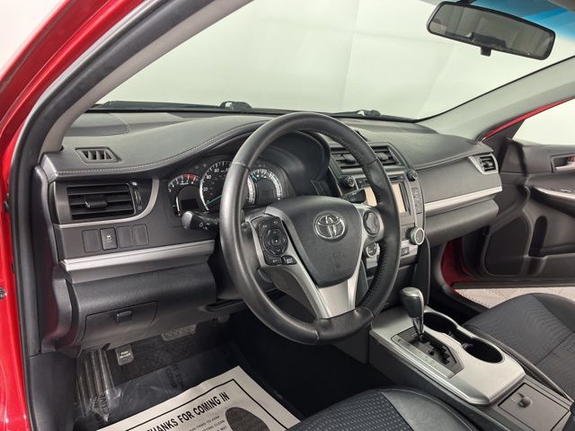 2014 Toyota Camry SE 19