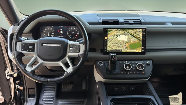Used 2022  Land Rover SE image 10