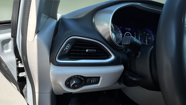 Used 2024 Silver Chrysler Touring L image 21