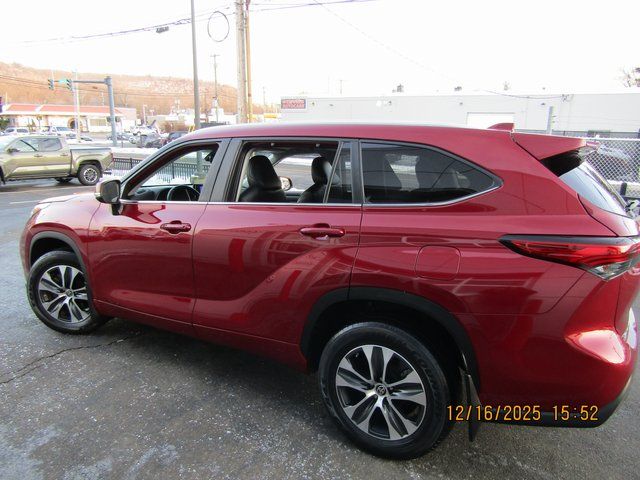 used 2023 Toyota Highlander car, priced at $34,999