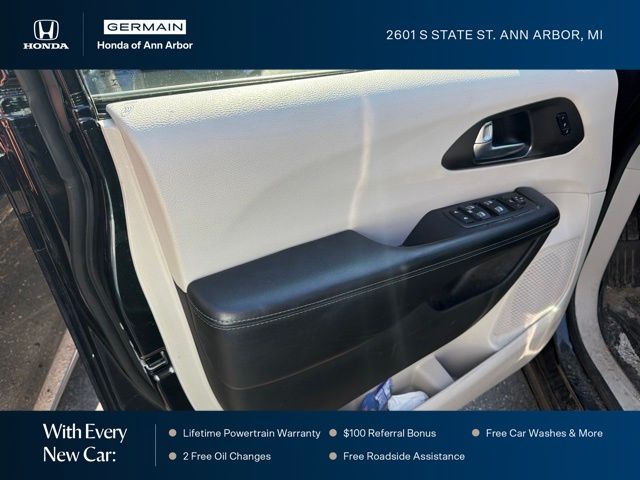 Used 2019 Brilliant Black Crystal Pearlcoat Chrysler Limited image 17