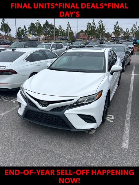 2019 Toyota Camry SE's photo