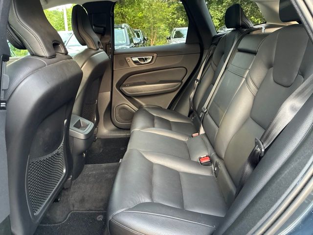 Used 2020  Volvo T6 Momentum image 11