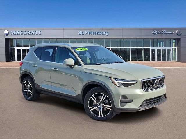 2025 Volvo XC40 Verde (Sage Green Metallic) SUV/Crossover Tracción en las cuatro ruedas Automática