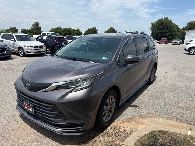 2021 Toyota Sienna LE 8-Passenger Hybrid FWD's photo