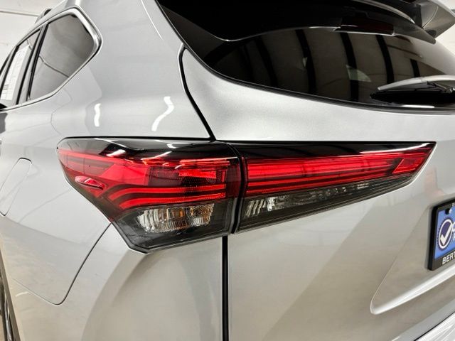 Used 2021 Silver Toyota XLE image 8