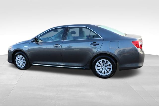 2014 Toyota Camry Hybrid LE 18