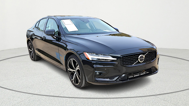 2024 Volvo S60 B5 Plus Dark Theme FWD