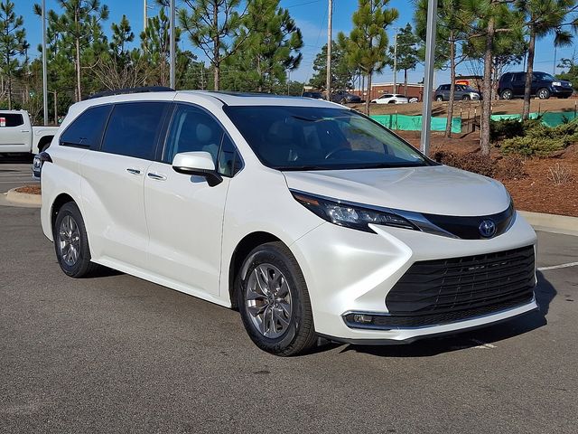 2024 Toyota Sienna XLE's photo