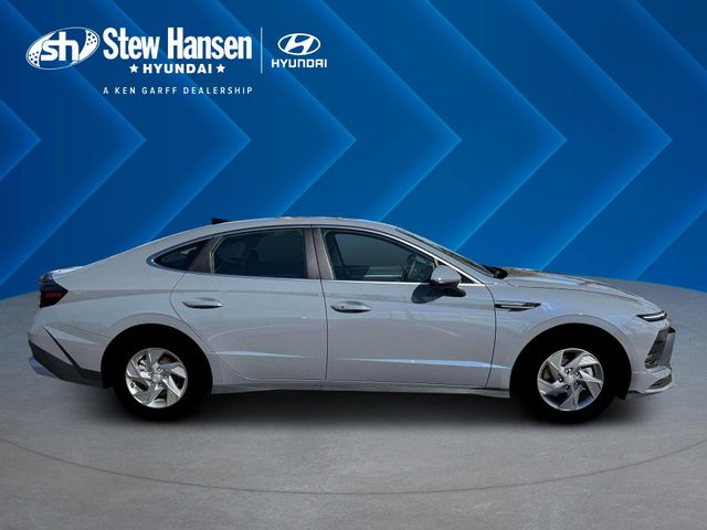 New 2026 Blue Hyundai SE image 9