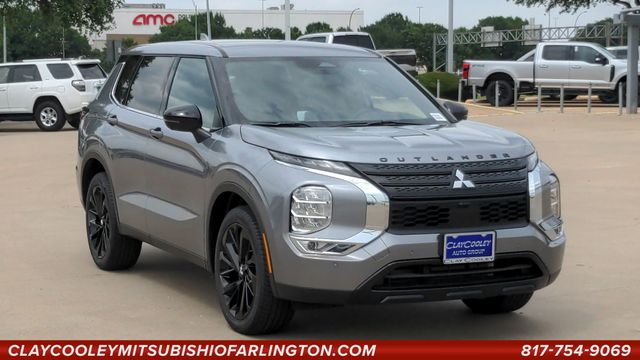 2023 Mitsubishi Outlander SE Black Edition 2WD's photo