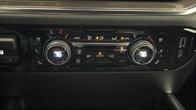 Used 2022 Iridescent Pearl Tricoat Chevrolet High Country image 18