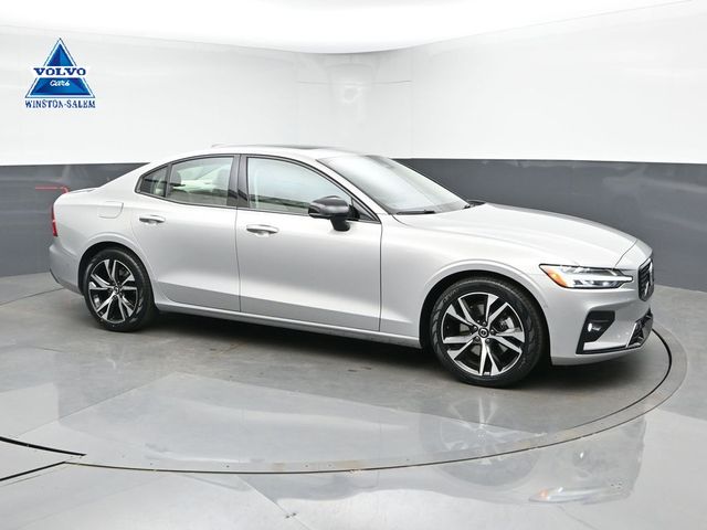 2025 Volvo S60 Plata (Silver Dawn Metallic) Sedán Tracción en las cuatro ruedas Automática