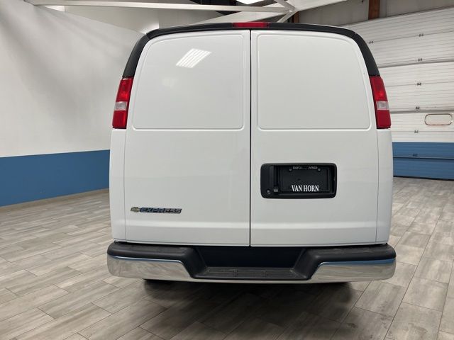 New 2026 Summit White Chevrolet Work Van image 21