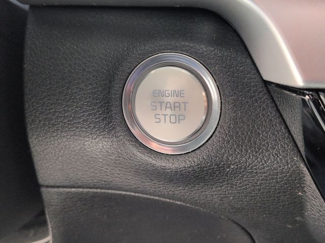 Used 2021 White Kia S image 19