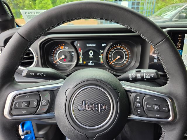 Used 2025 Blue Jeep Sahara image 25