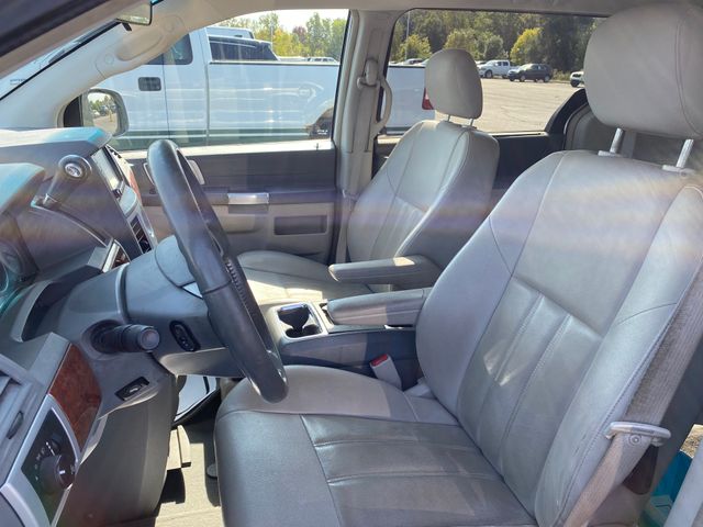 2008 Chrysler Town & Country Touring 13