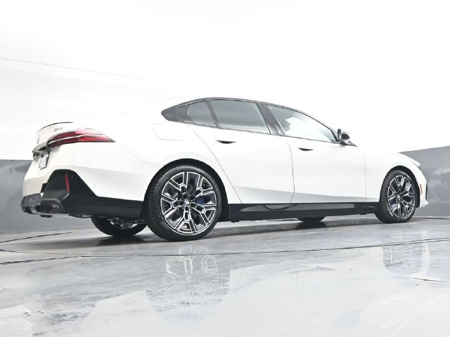 New 2027 White BMW 550e xDrive image 32