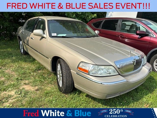2004 Lincoln Town Car Sedan Rear-Wheel Drive 4-Speed Automatic Overdrive