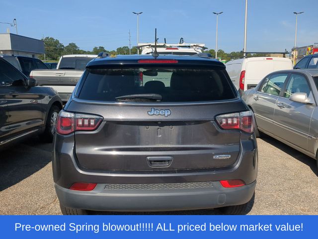 Used 2020 Gray Jeep Latitude image 3