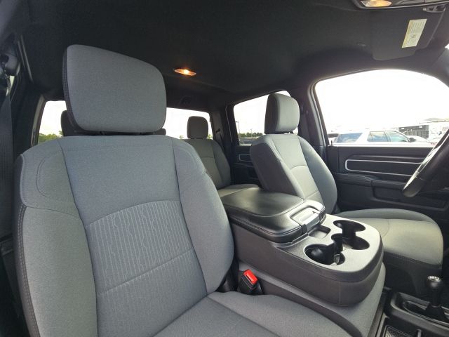 2024 Ram 3500 SLT:B01822