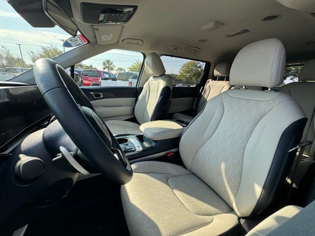 Used 2025 Kia Carnival Hybrid Van