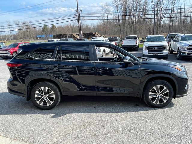 2023 Toyota Highlander XLE - Midnight Black Metallic exterior view 8