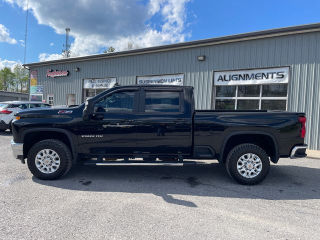 2022 Chevrolet Silverado 2500HD LT - Black exterior view 4