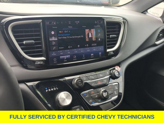 Used 2025 Chrysler Pacifica Van