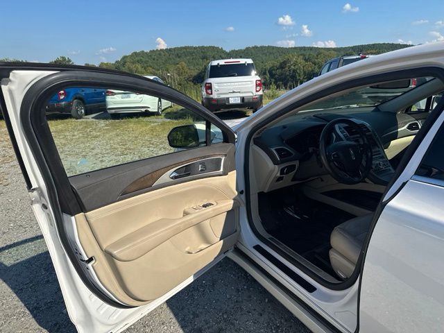 Used 2017 White Lincoln Reserve image 10