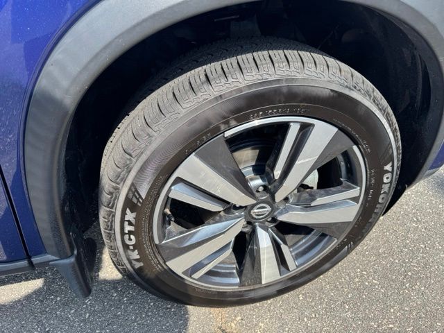 Used 2021 Blue Nissan Platinum image 10