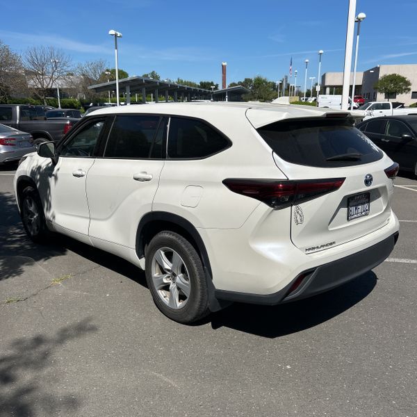 Used 2020  Toyota LE image 2