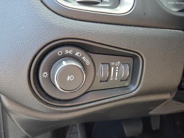 Used 2018 Silver Jeep Limited image 29