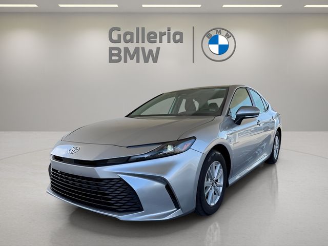 2025 Toyota Camry LE's photo