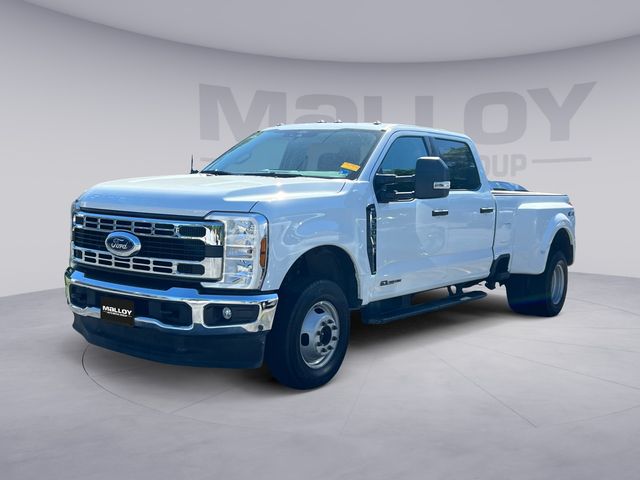 Oxford White 2026 Ford F-350 Super Duty XLT Crew Cab LB DRW 4WD Pickup Truck Four-Wheel Drive Automatic
